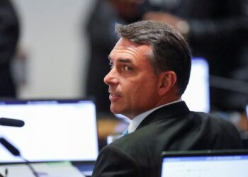 Meio/Ideia: Crise do “Dark Horse” corrói apoio de Flávio em eleitorado estratégico