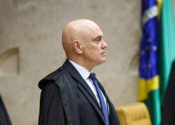 Moraes pede parecer da PGR sobre incluir Jair e Flávio em inquérito de Eduardo