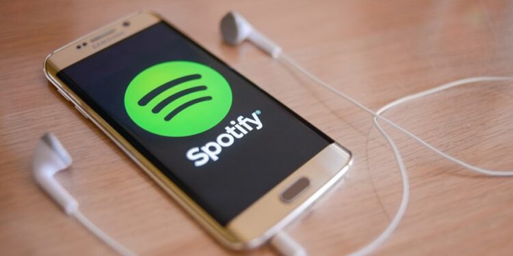 Spotify e Universal Music anunciam acordo para covers e remixes com IA feitos por fãs