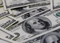 Bolsa cai 2,22%, e dólar volta a subir acima de R$ 5,06