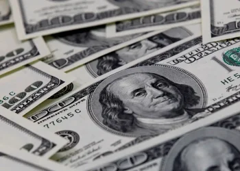 Bolsa cai 2,22%, e dólar volta a subir acima de R$ 5,06
